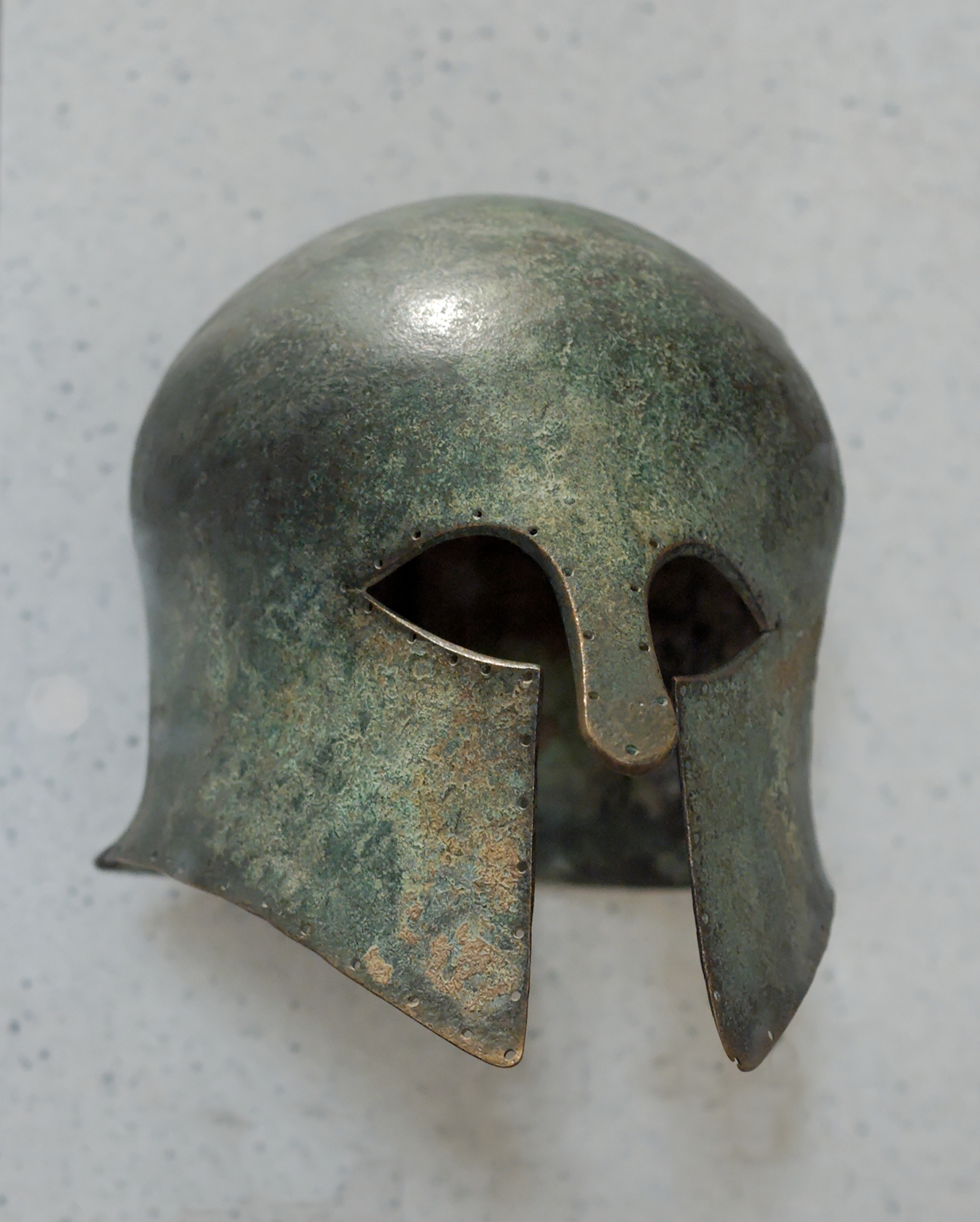 Corinthian_helmet_Louvre_Br4491.jpg