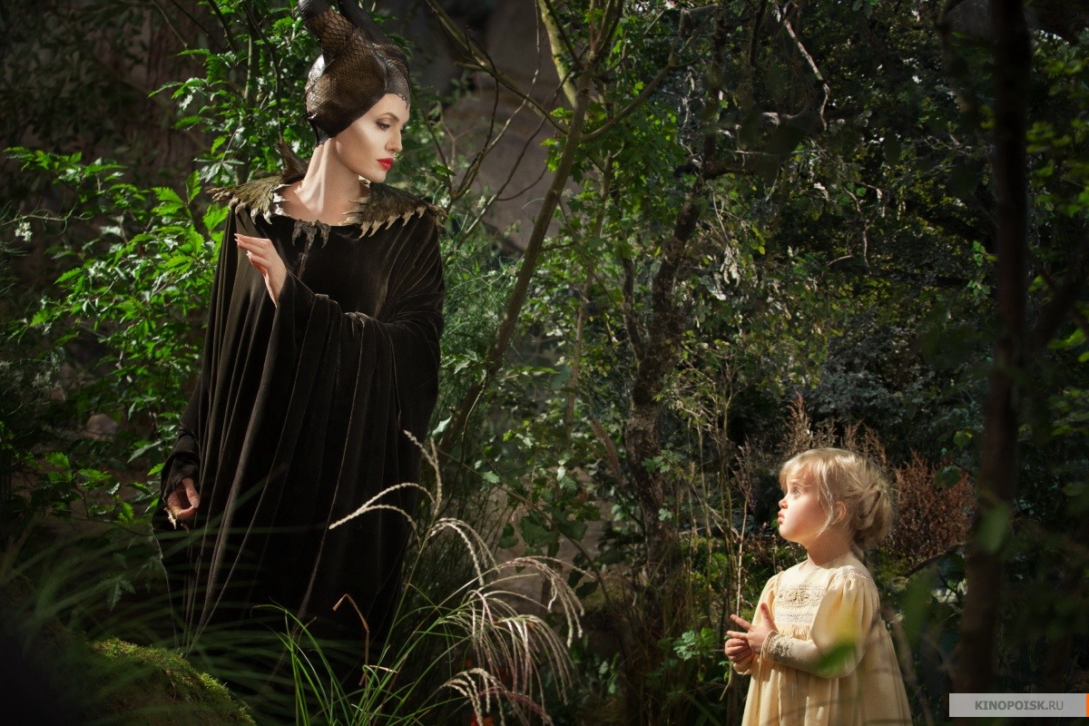 kinopoisk.ru-Maleficent-2365900.jpg